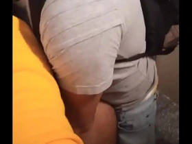 Novinho dando o cu ao operário no banheiro do metro