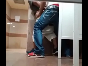 Flagra dois safados metendo no mictório do banheiro público