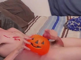 Twink dotado se exibindo no hallowen